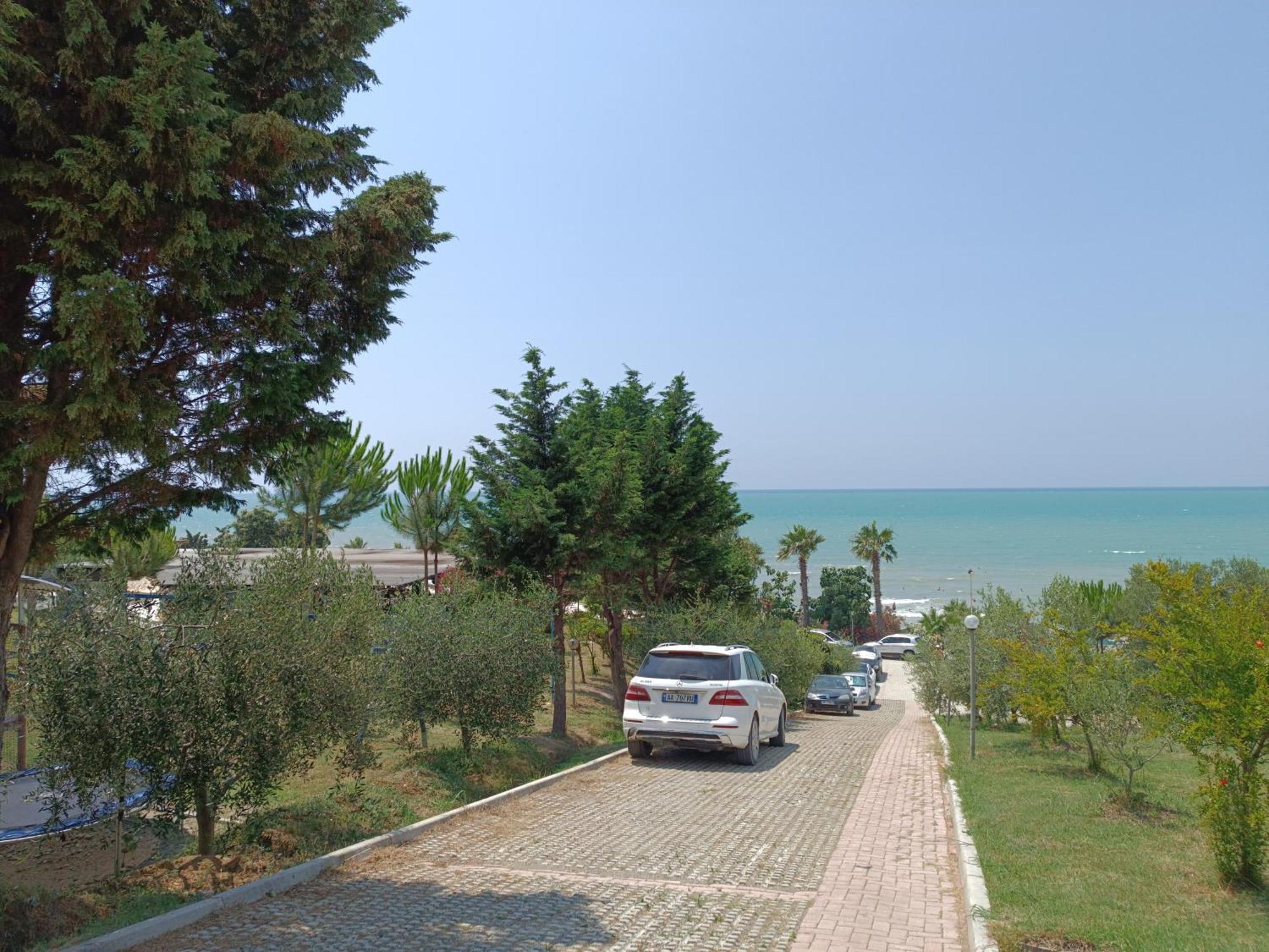 Plazhi Gjeneralit - Small Cabins - Bungalows - Apartaments - Villas - Suite Kavaje Εξωτερικό φωτογραφία