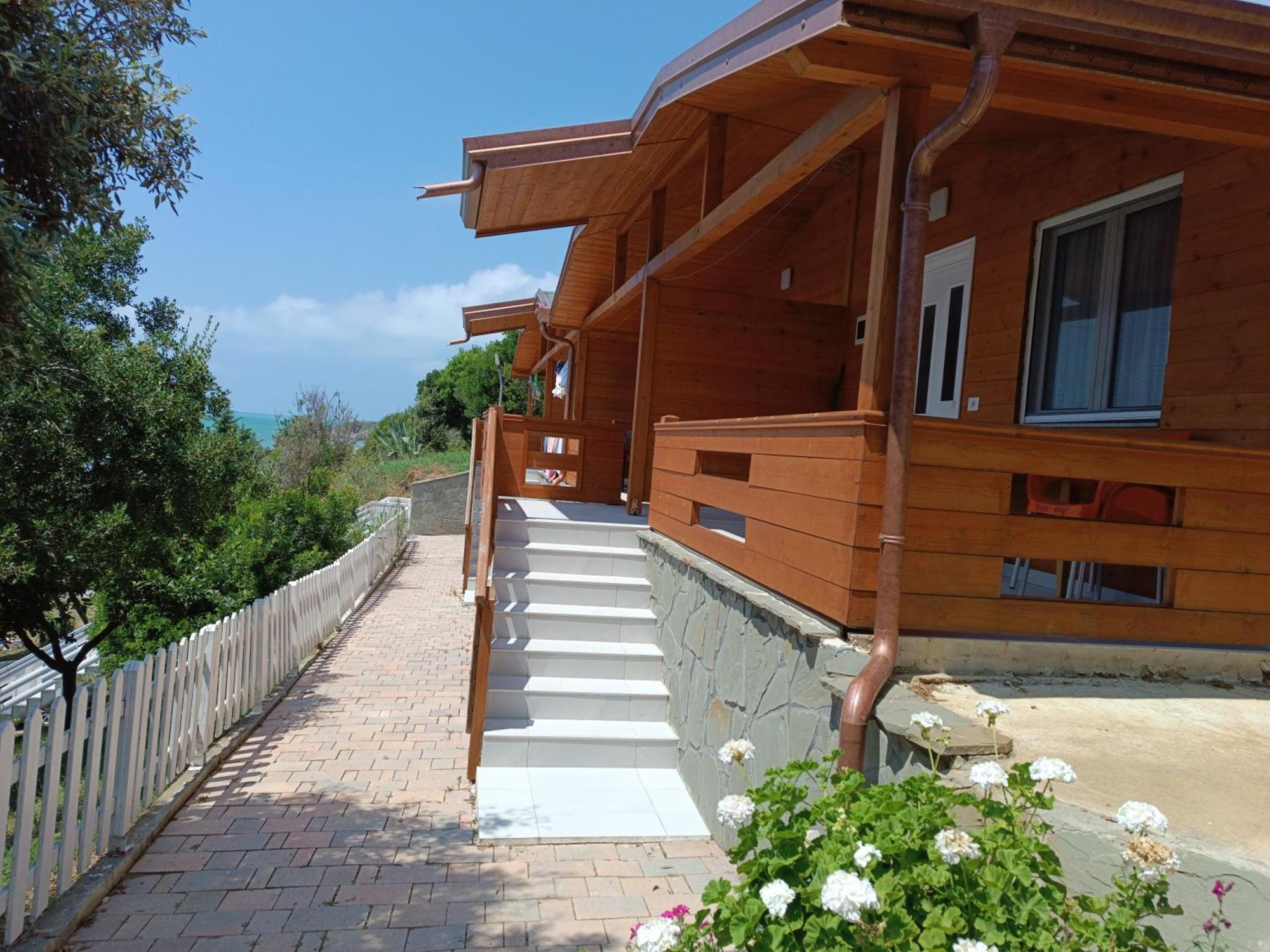 Plazhi Gjeneralit - Small Cabins - Bungalows - Apartaments - Villas - Suite Kavaje Εξωτερικό φωτογραφία