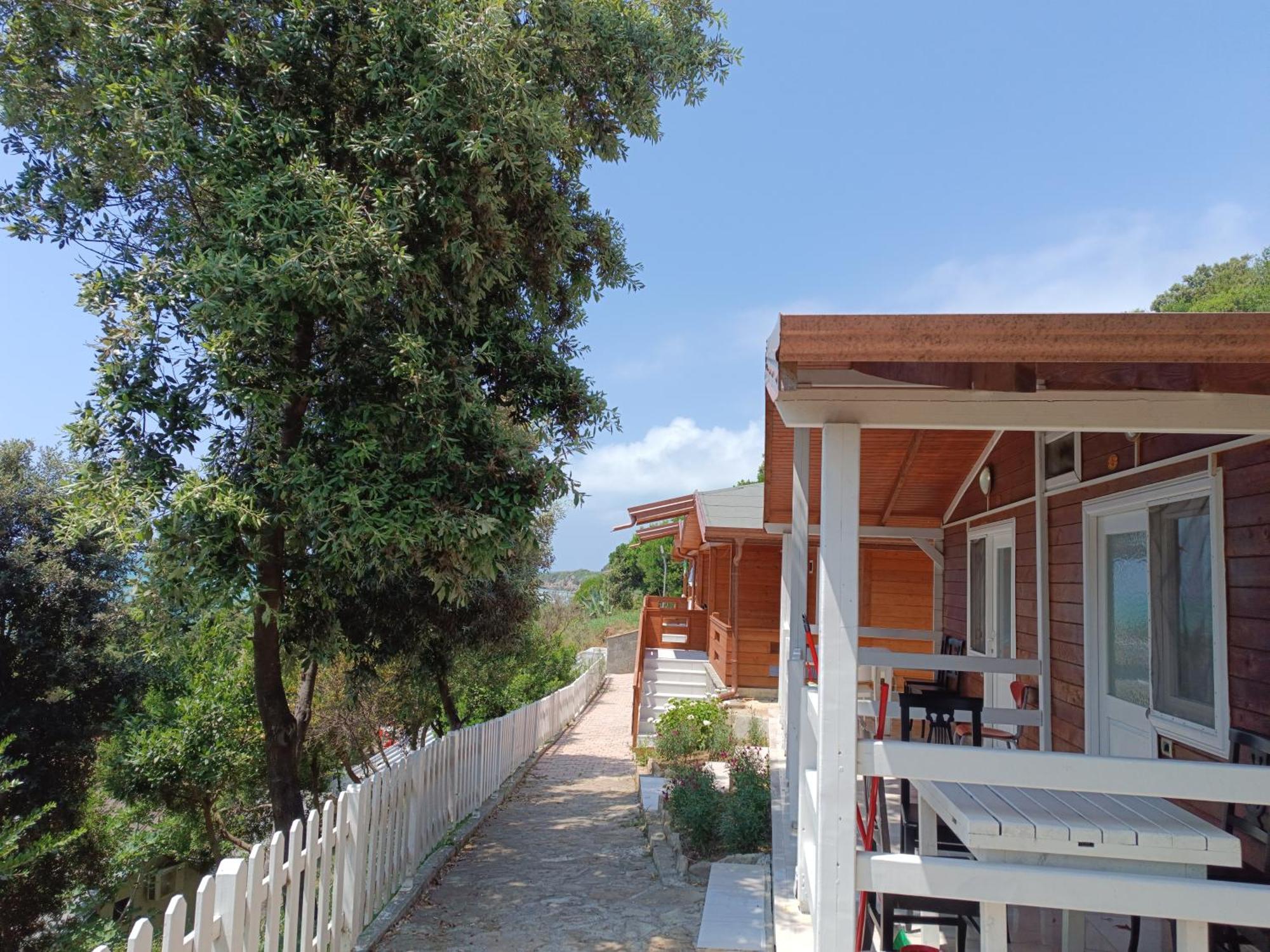 Plazhi Gjeneralit - Small Cabins - Bungalows - Apartaments - Villas - Suite Kavaje Εξωτερικό φωτογραφία