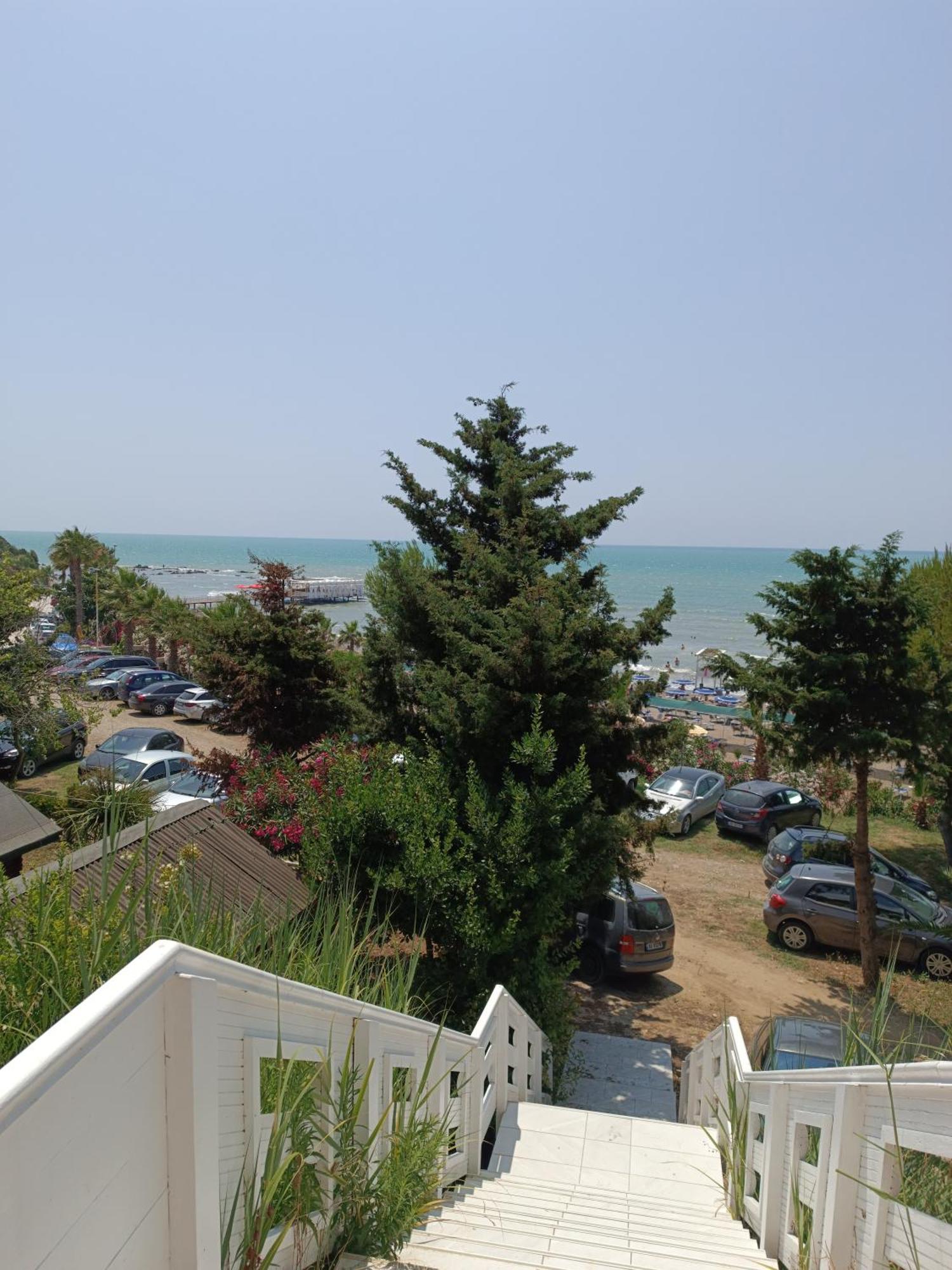 Plazhi Gjeneralit - Small Cabins - Bungalows - Apartaments - Villas - Suite Kavaje Εξωτερικό φωτογραφία
